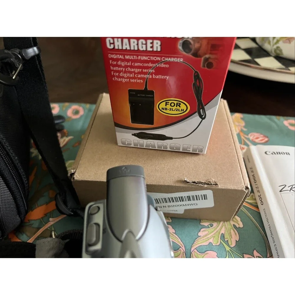 Canon ZR200 Bundle Bag SD Remote 3x Battery AV/Charging Cord Tapes Manual TESTED